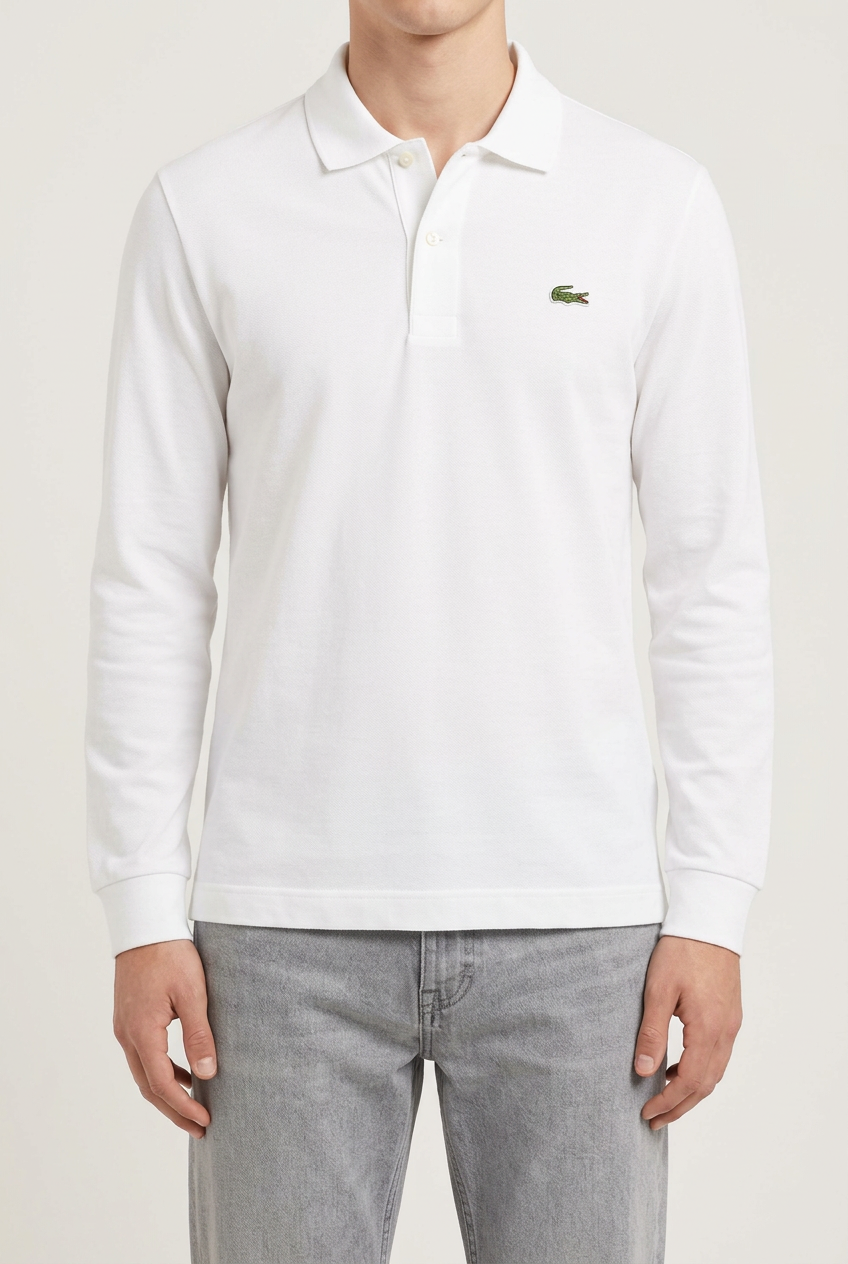 Polo Lacoste bianca indossata