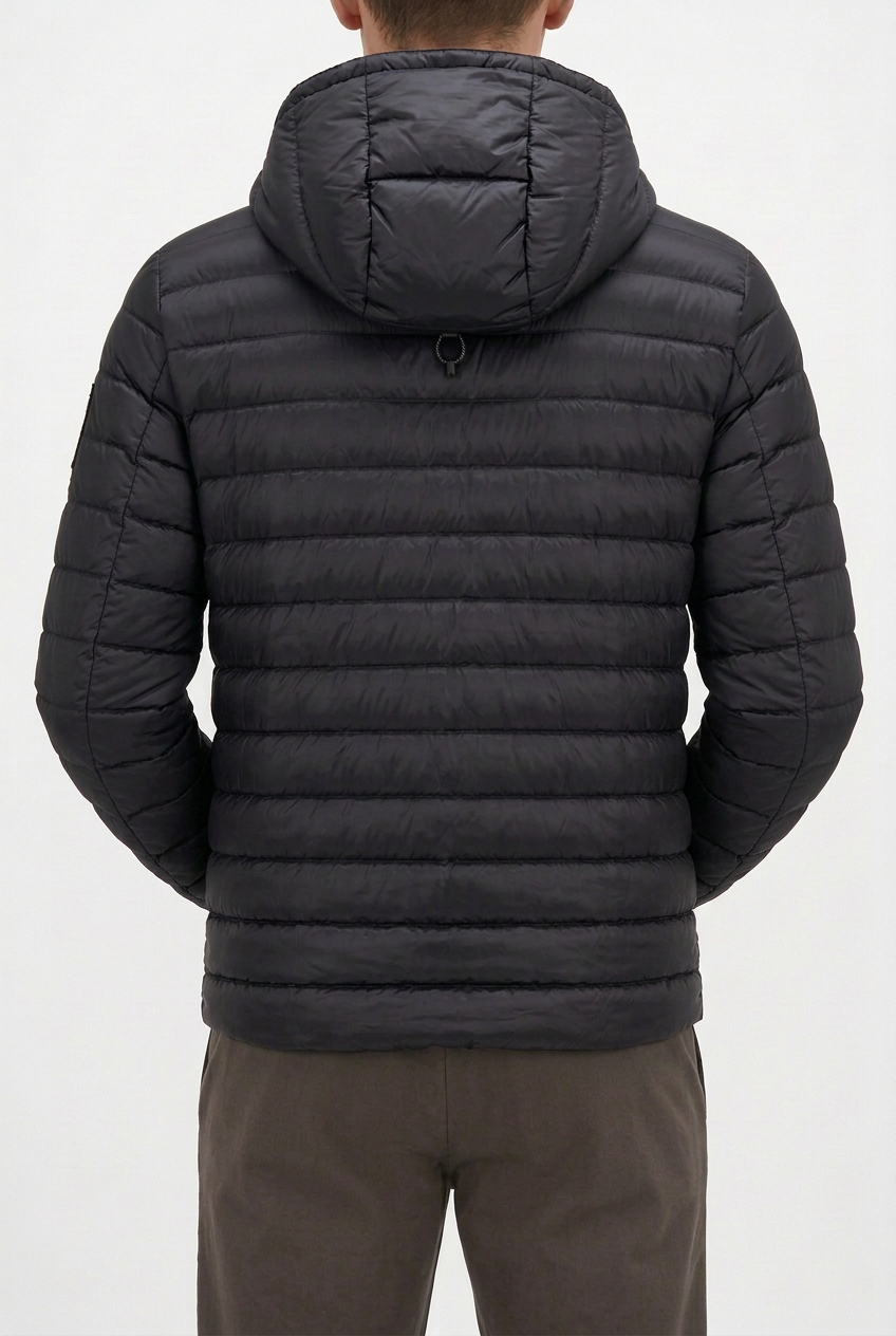 Piumino nero indossato, retro con mani nelle tasche anteriori