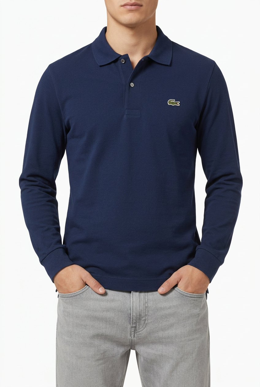 Polo Lacoste blu indossata con primo bottone slacciato, jeans grigio chiaro e viso escluso