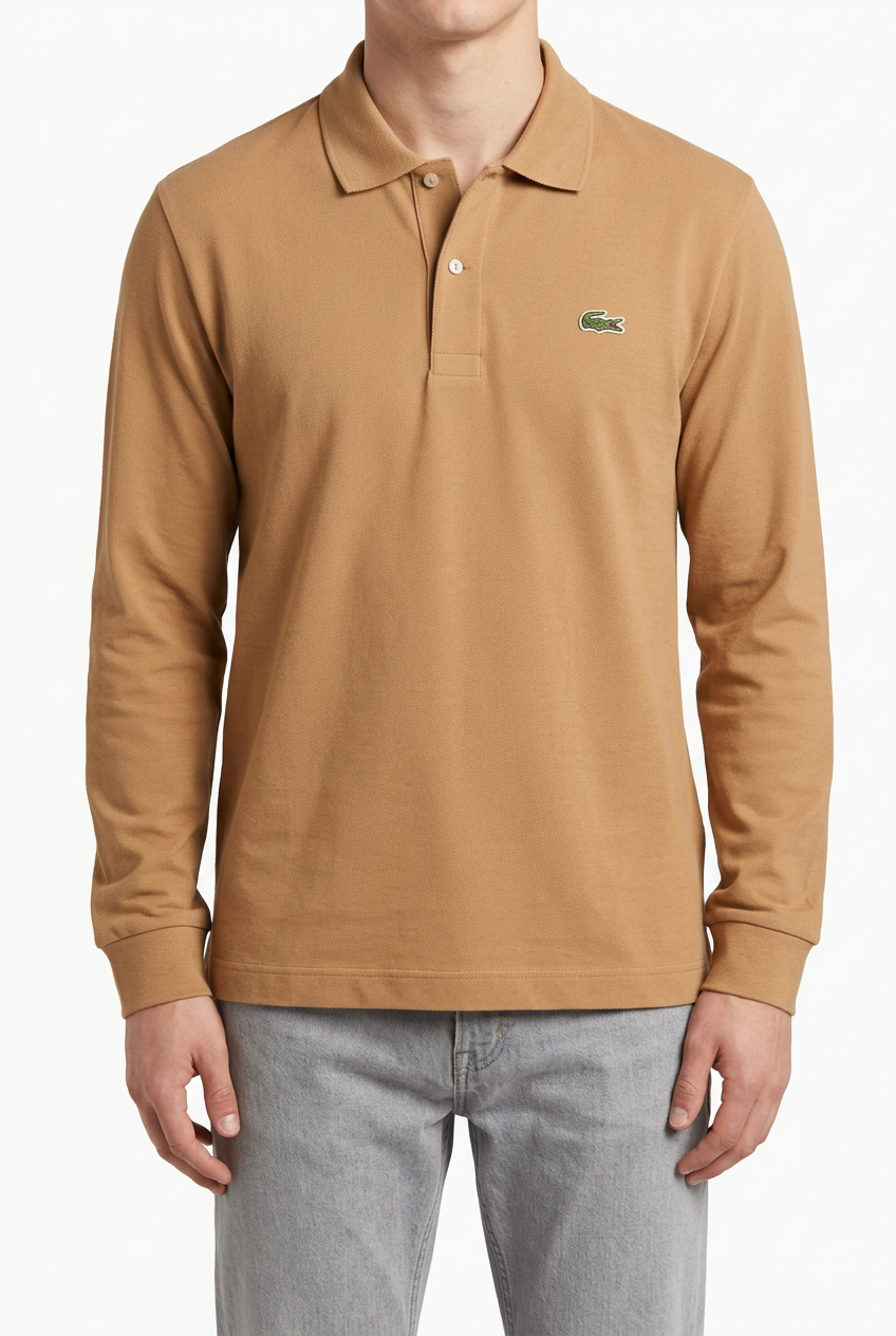 Polo Lacoste cammello indossata
