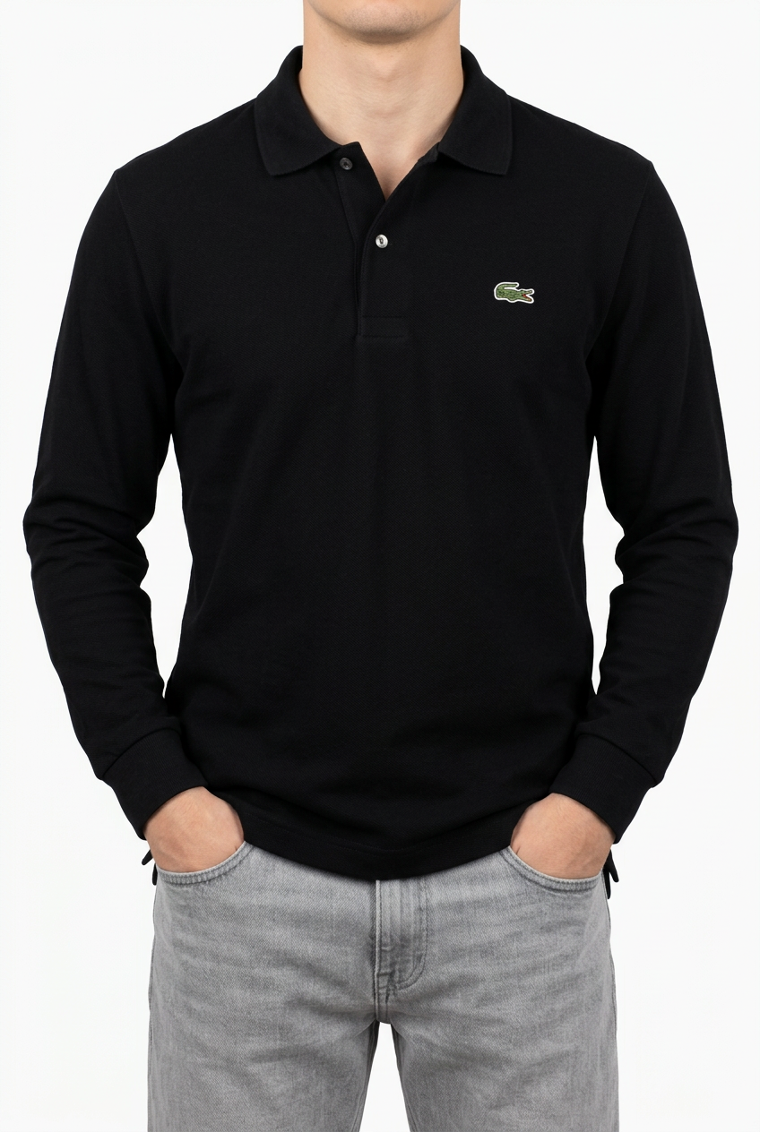 Polo Lacoste nera indossata